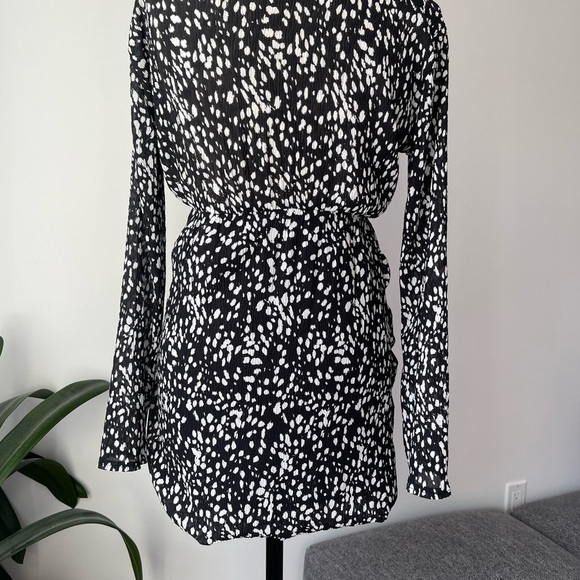 Women V neck long sleeve pleated dress
Size: S - Picture 6 of 7